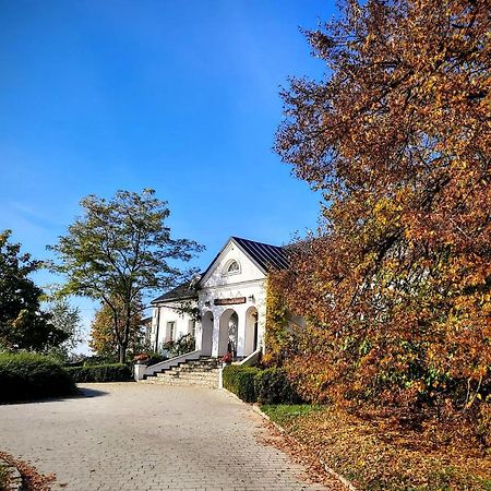 Dwor Na Wichrowym Wzgorzu Bed & Breakfast Przybysławice Exterior foto