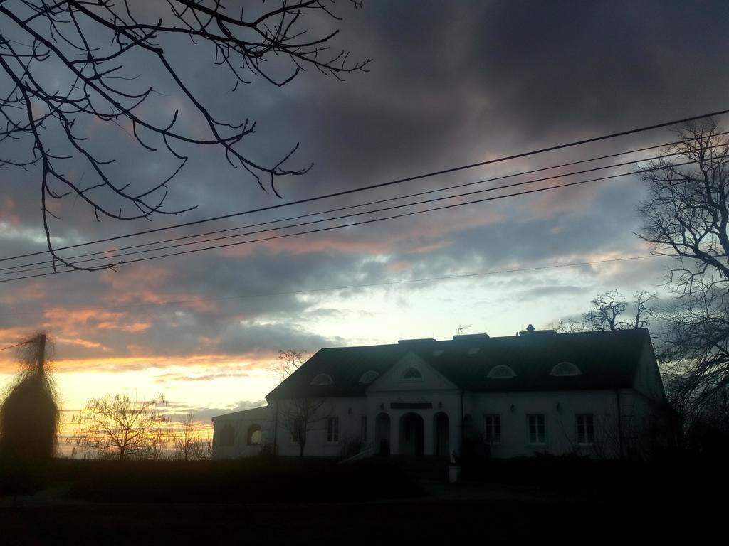 Dwor Na Wichrowym Wzgorzu Bed & Breakfast Przybysławice Exterior foto