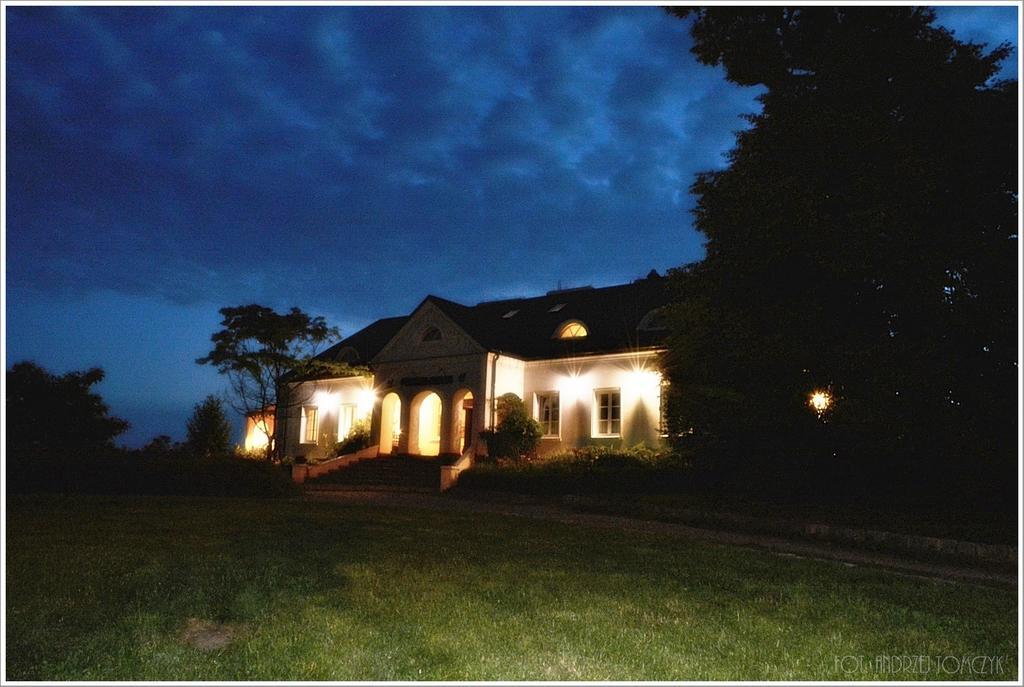 Dwor Na Wichrowym Wzgorzu Bed & Breakfast Przybysławice Exterior foto