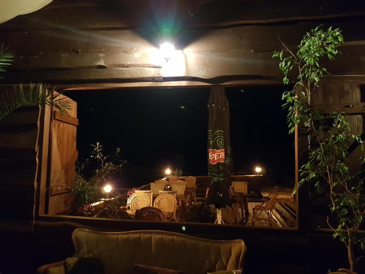 Dwor Na Wichrowym Wzgorzu Bed & Breakfast Przybysławice Exterior foto