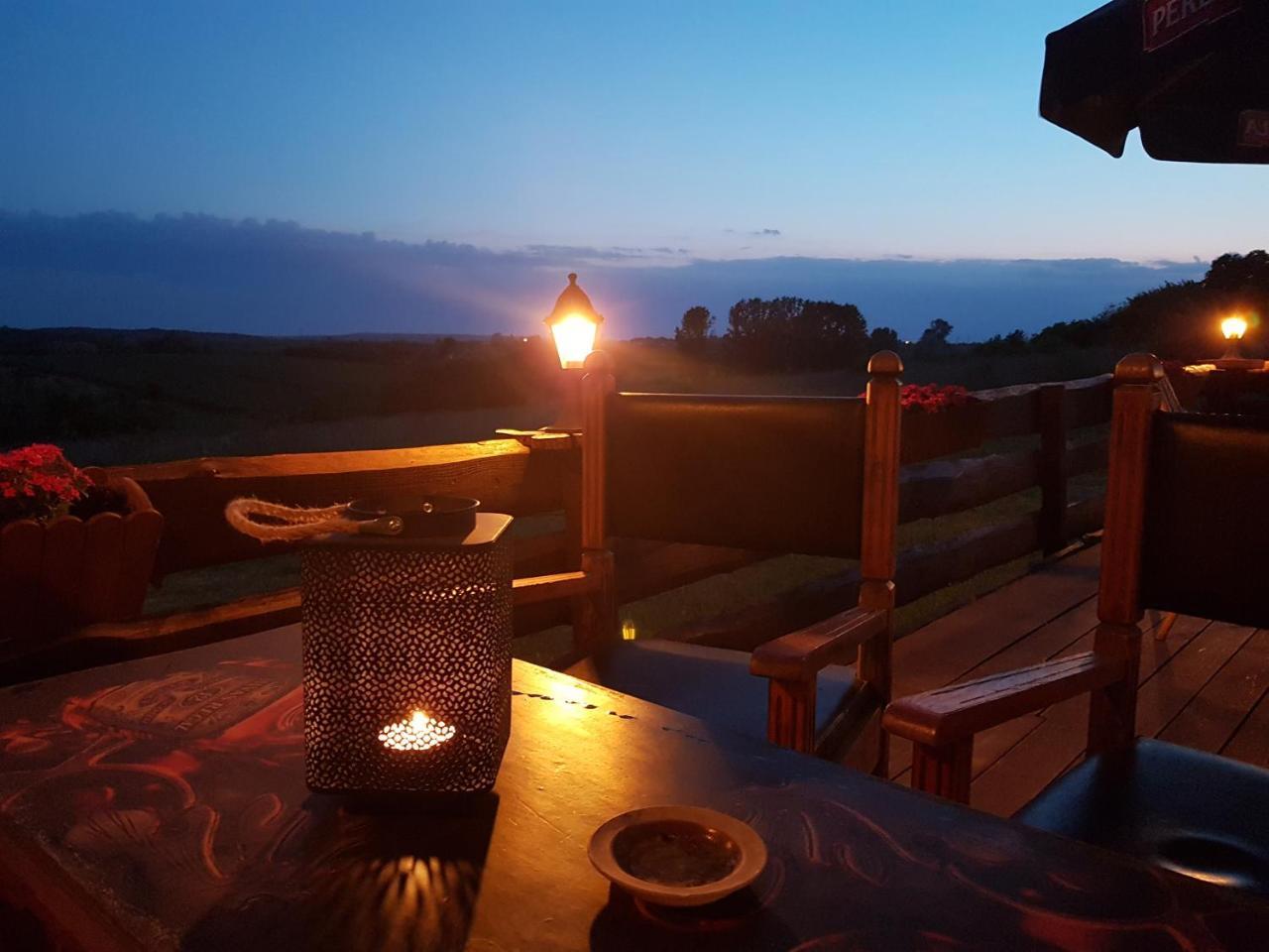 Dwor Na Wichrowym Wzgorzu Bed & Breakfast Przybysławice Exterior foto